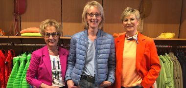 Helga Grothues with the shop owners.