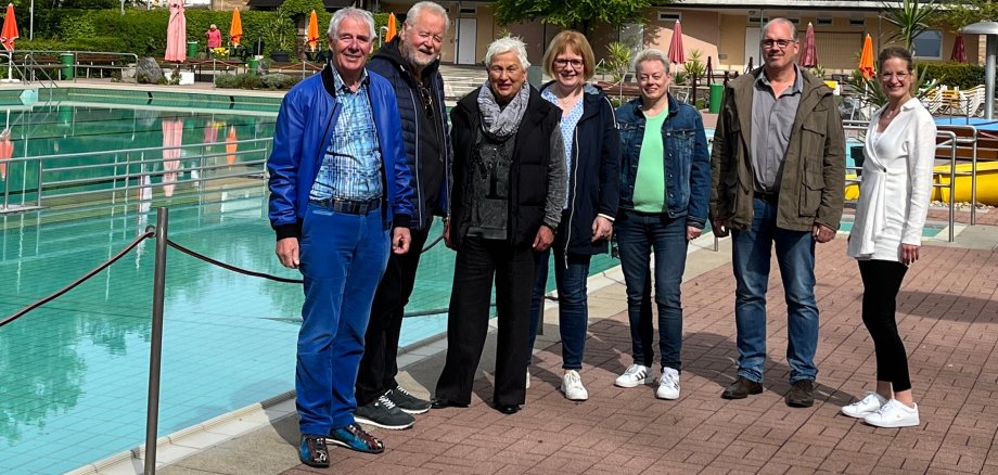 Group photo outdoor pool season start