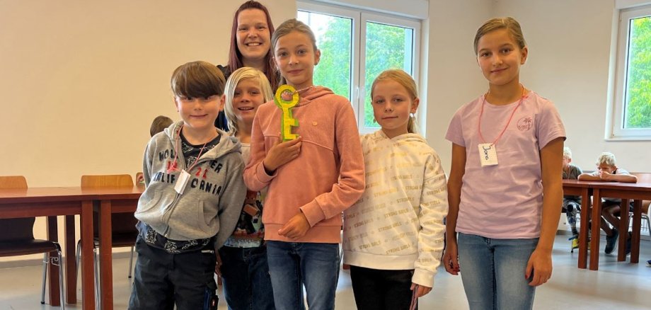 Julie Pröpper is presented with a key by other children