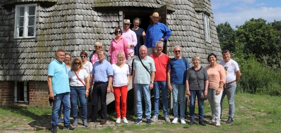 Beckum delegation in front of the mill