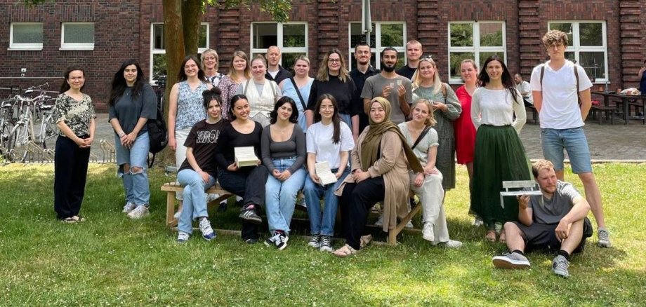 Amanda Bailey (Verve!), Helga Grothues (Beckum City Council), Sabine Will (Freizeithaus Neubeckum), Serena Große-Kreul together with Geert Schüttler (Dortmund University of Applied Sciences and Arts) and the students taking part in the competition.