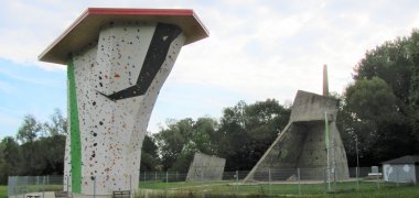 Climbing tower suitable for tournaments