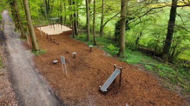 Incline bench, jumping platform and push-up bar