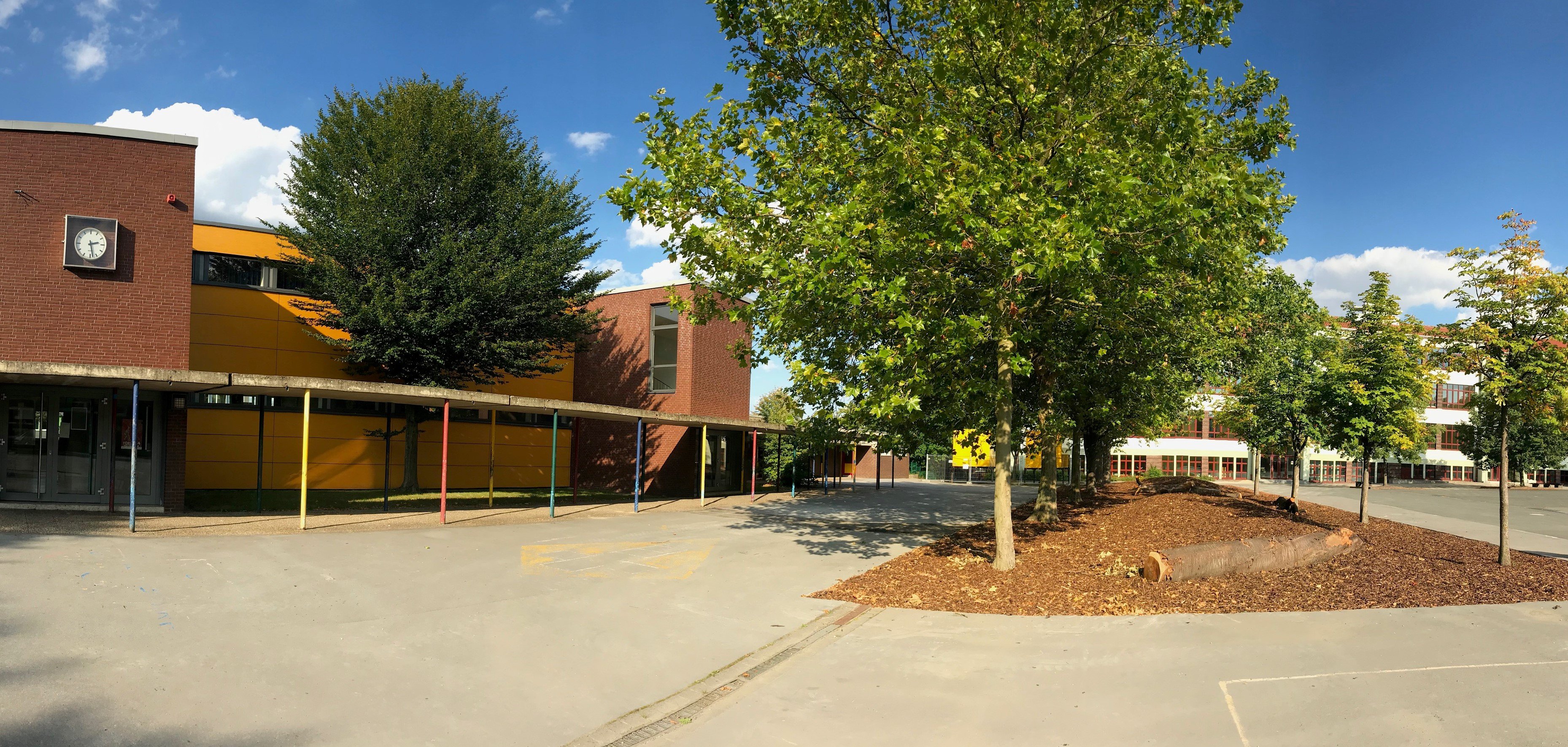 Schoolyard primary school centre