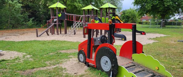 Play combination and a play tractor