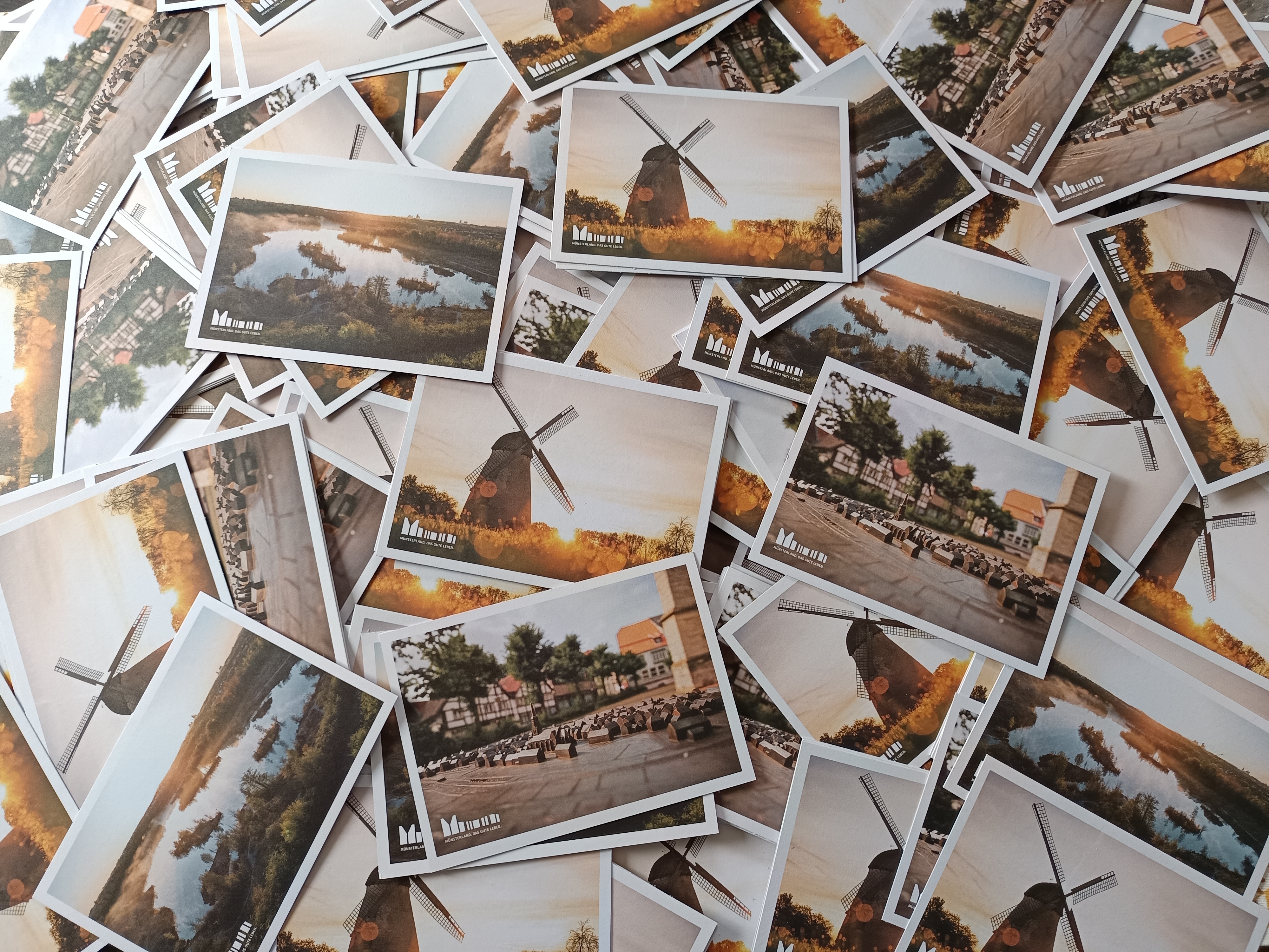 Postcards with Beckum motifs in a pile