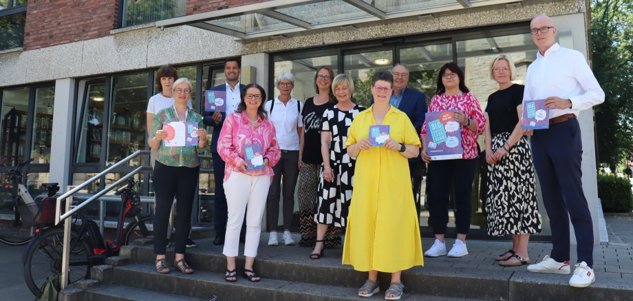 Group photo in front of the Beckum library