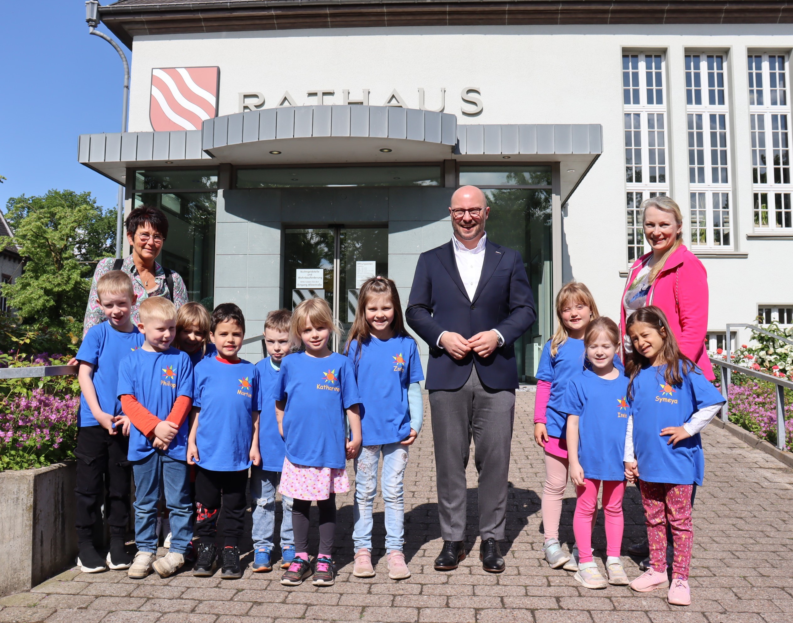 Group picture in front of the town hall