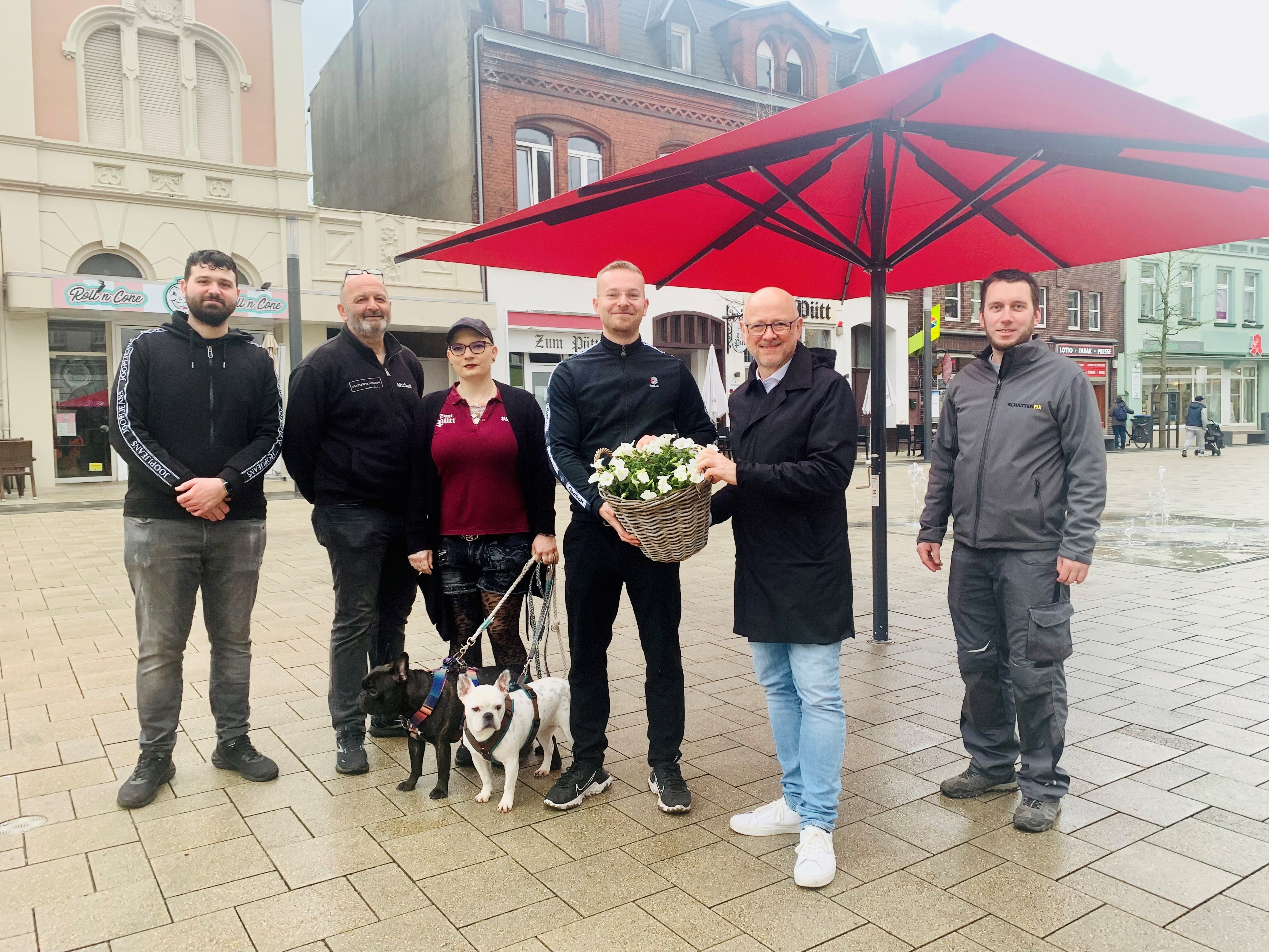 Maurice Asrawi, Michael Sieding, Viktoria Breitenstein with the four-legged friends Fleur and Kaspar, Till Cöster, Head of Department Uwe Denkert and Björn Höttler (Schattenfix company) are delighted with the shade for young and old guests, which will be installed on Thursday this week.
