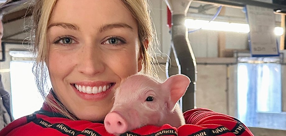 Marie Hoffmann with piglet