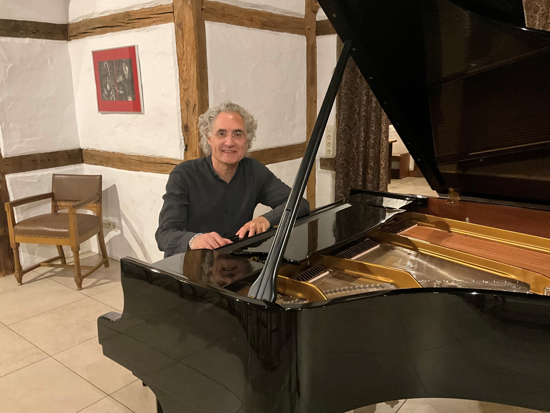 Matthias Kirschnereit on the grand piano