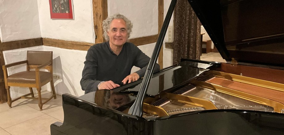 Matthias Kirschnereit on the grand piano