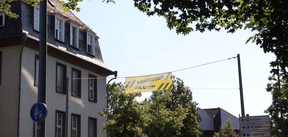 Banner zwischen Rat- und Ständehaus