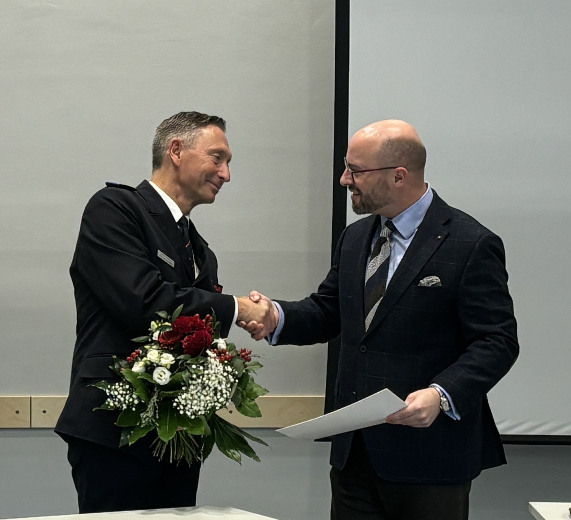 Bürgermeister Michael Gerdhenrich gratuliert Marcus Scheele