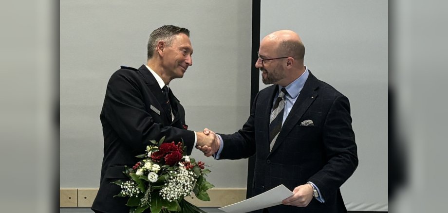 Bürgermeister Michael Gerdhenrich gratuliert Marcus Scheele