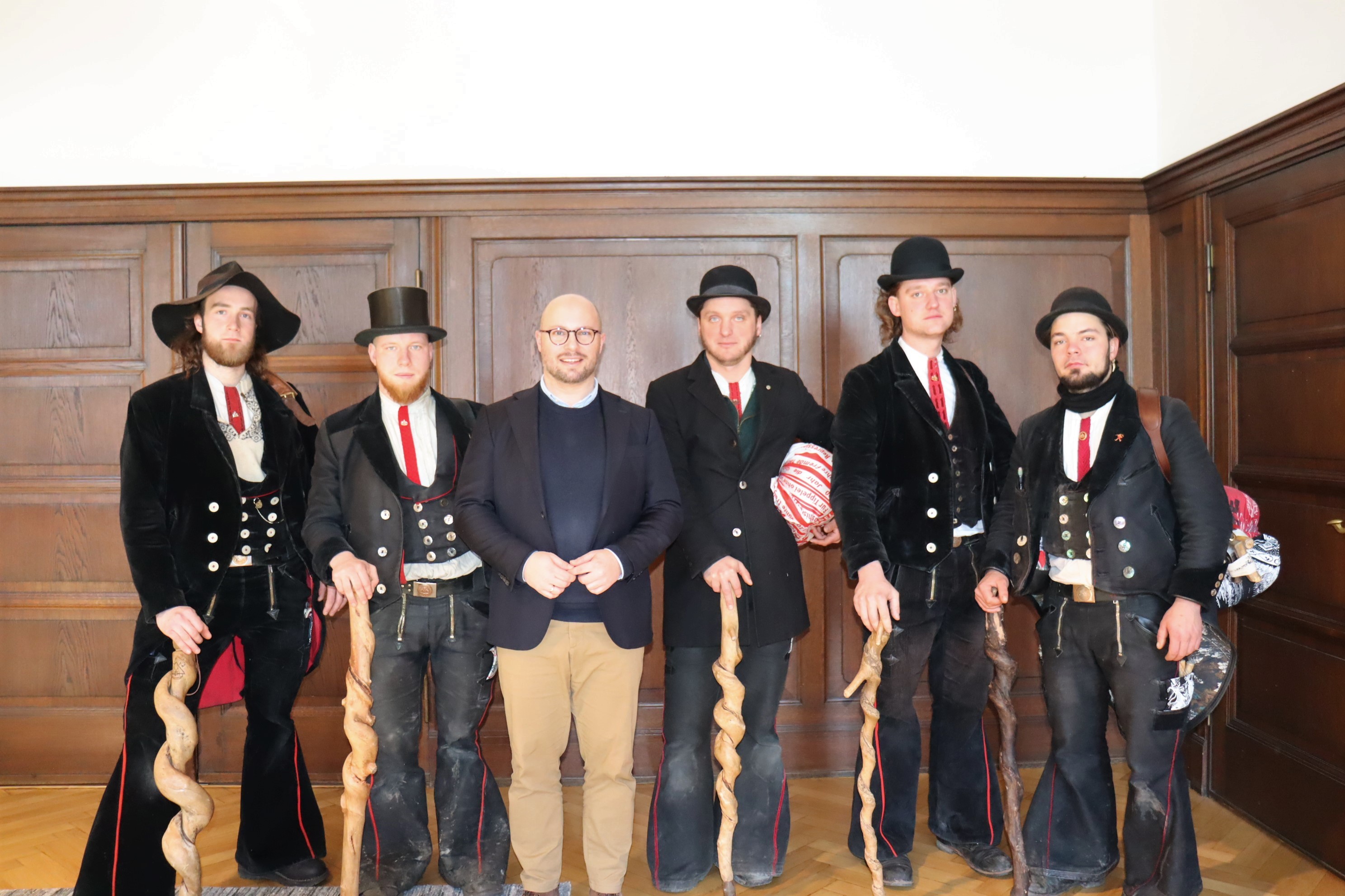 5 travelling journeymen with the mayor