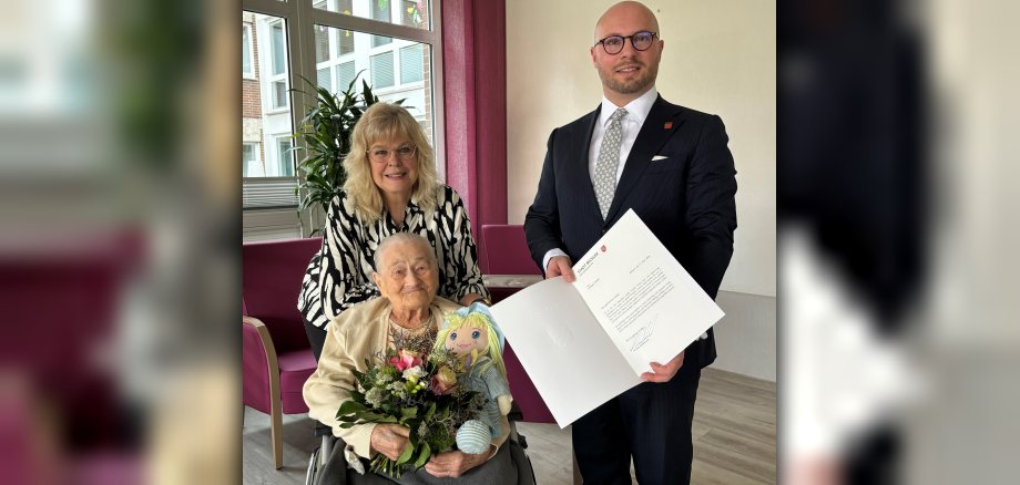 Martina Roy, Hildegard Vedder and Mayor Michael Gerdhenrich