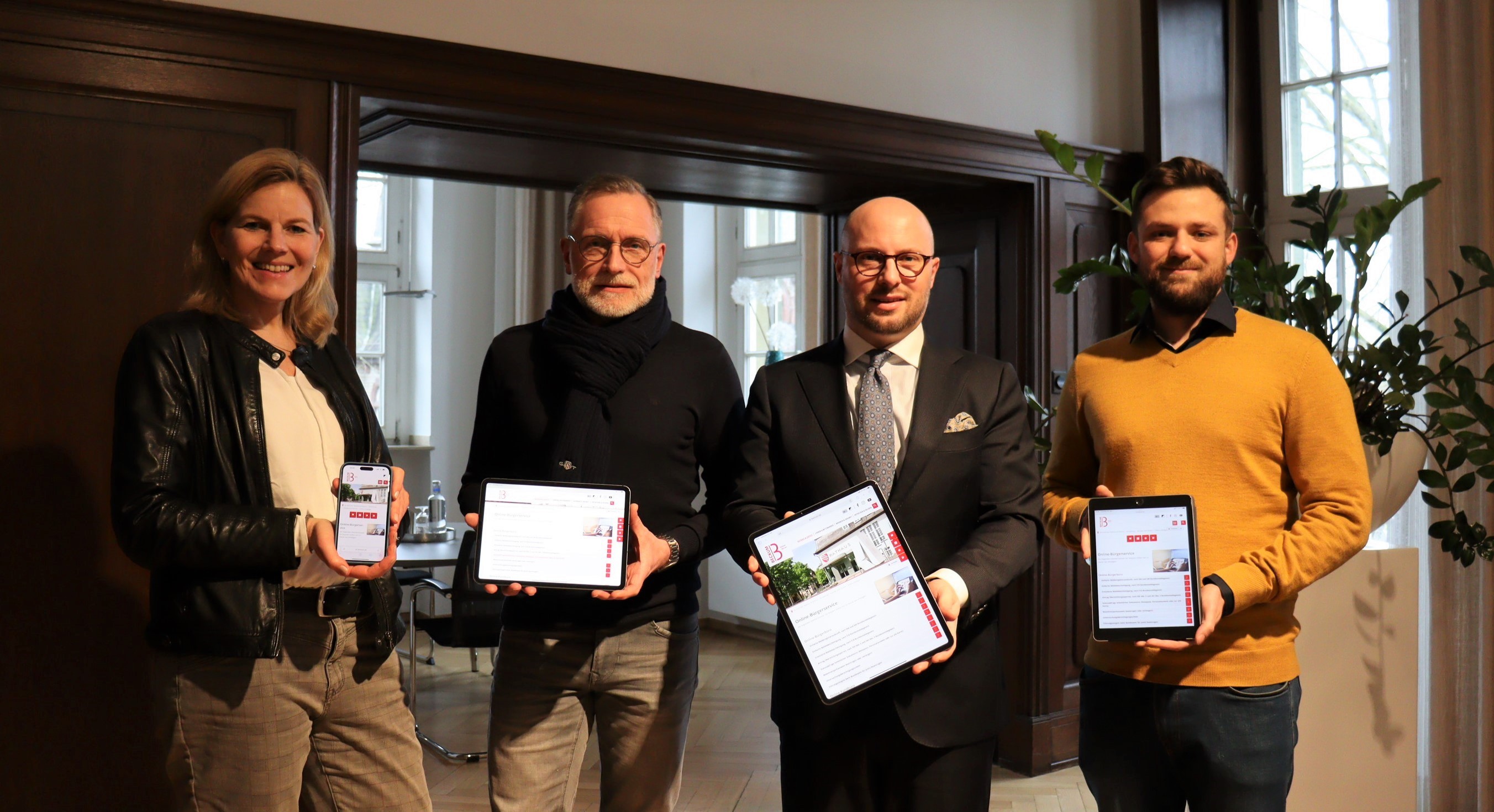 Many municipal services are also offered online: from left: Silke Knipping (Head of Citizens' Office), Frank Degelmann (Head of Data Processing), Mayor Michael Gerdhenrich and Digitalisation Officer Igor Suspicin.