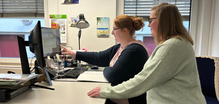 2 employees in the office