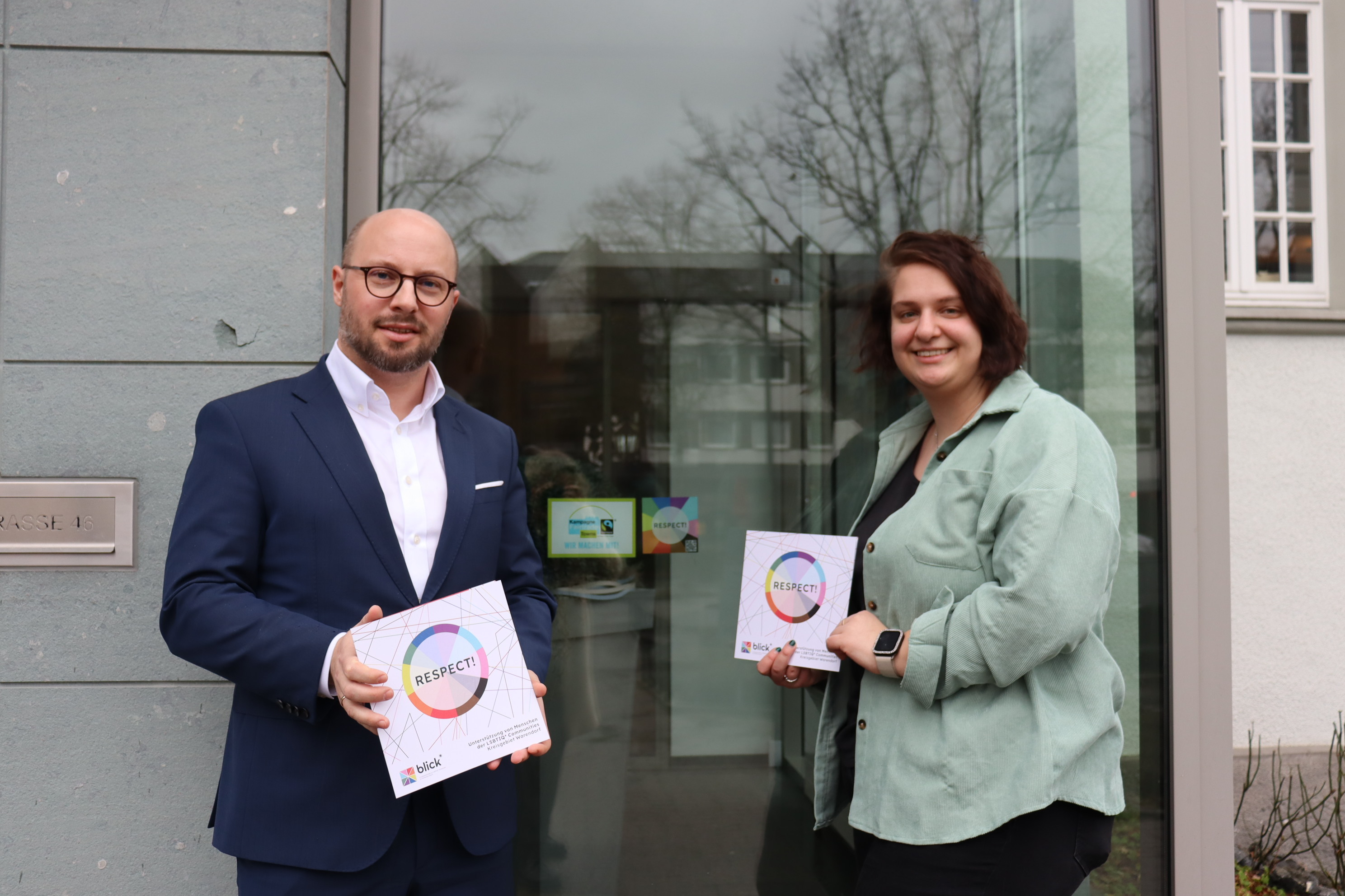 Mayor and Meike Braam with the sticker