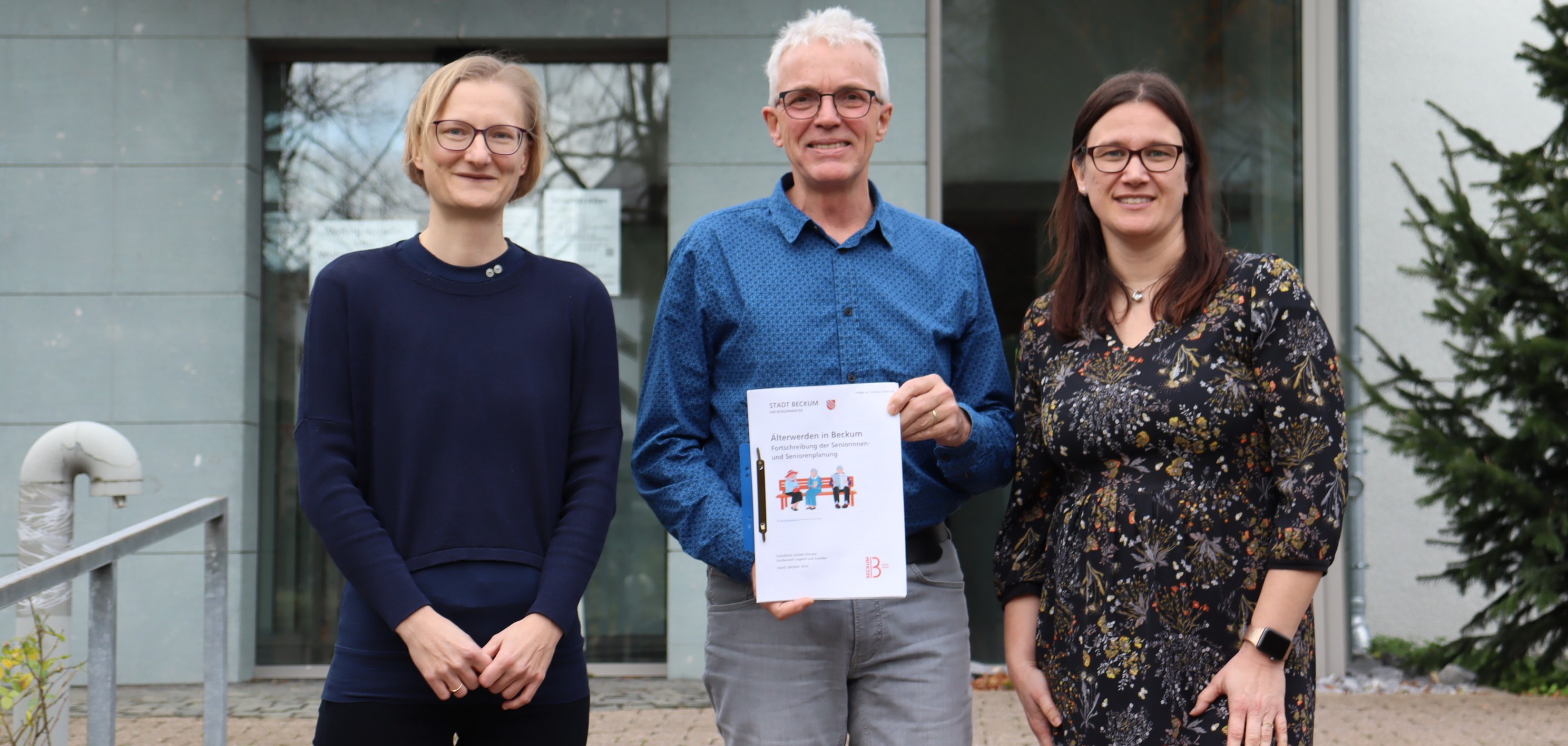 Group picture in front of the town hall