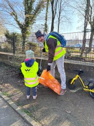 Vater und Tochter sammeln Müll