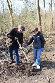 Bürgermeister und Schüler pflanzen Baum
