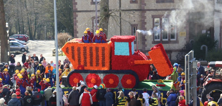 Rosenmontagszug an der Weststraße