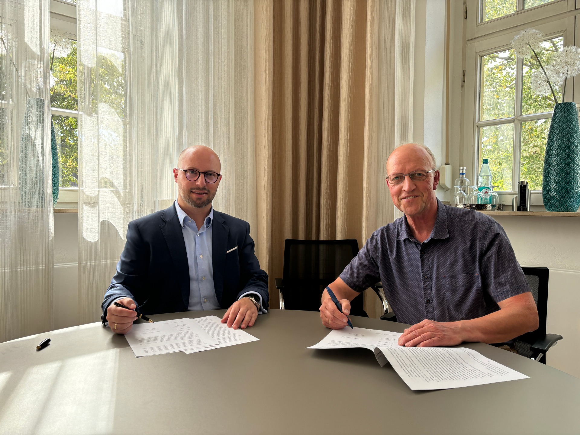 Signing of the contract in the mayor's office