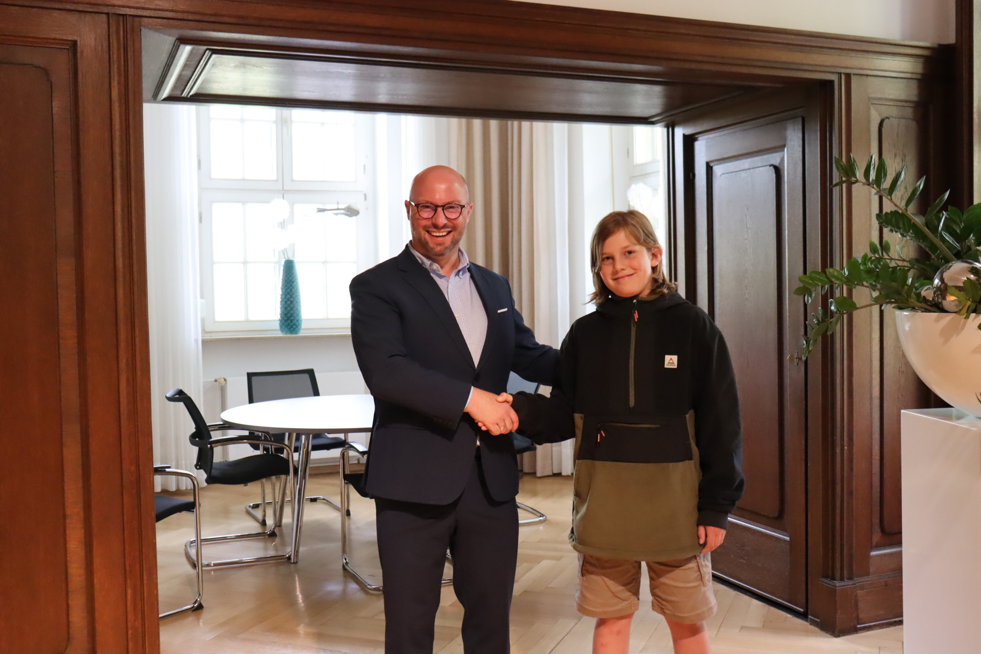 Bürgermeister gratuliert Kinder-Bürgermeister