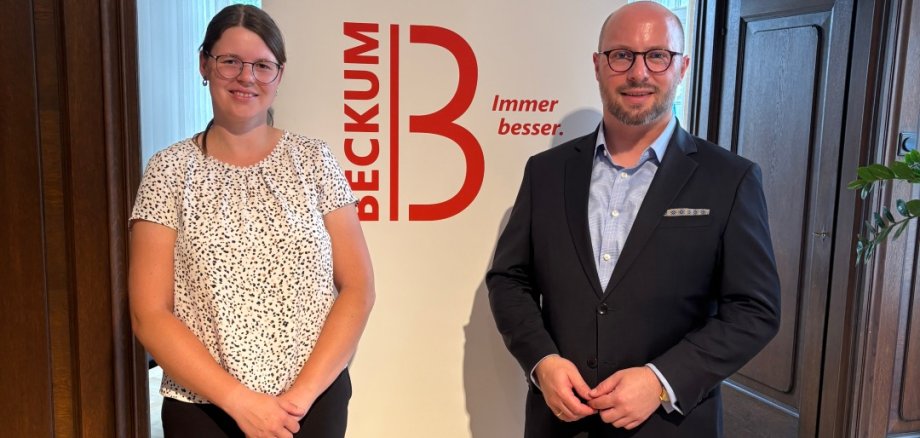 Celine Speckmann und Bürgermeister Michael Gerdhenrich