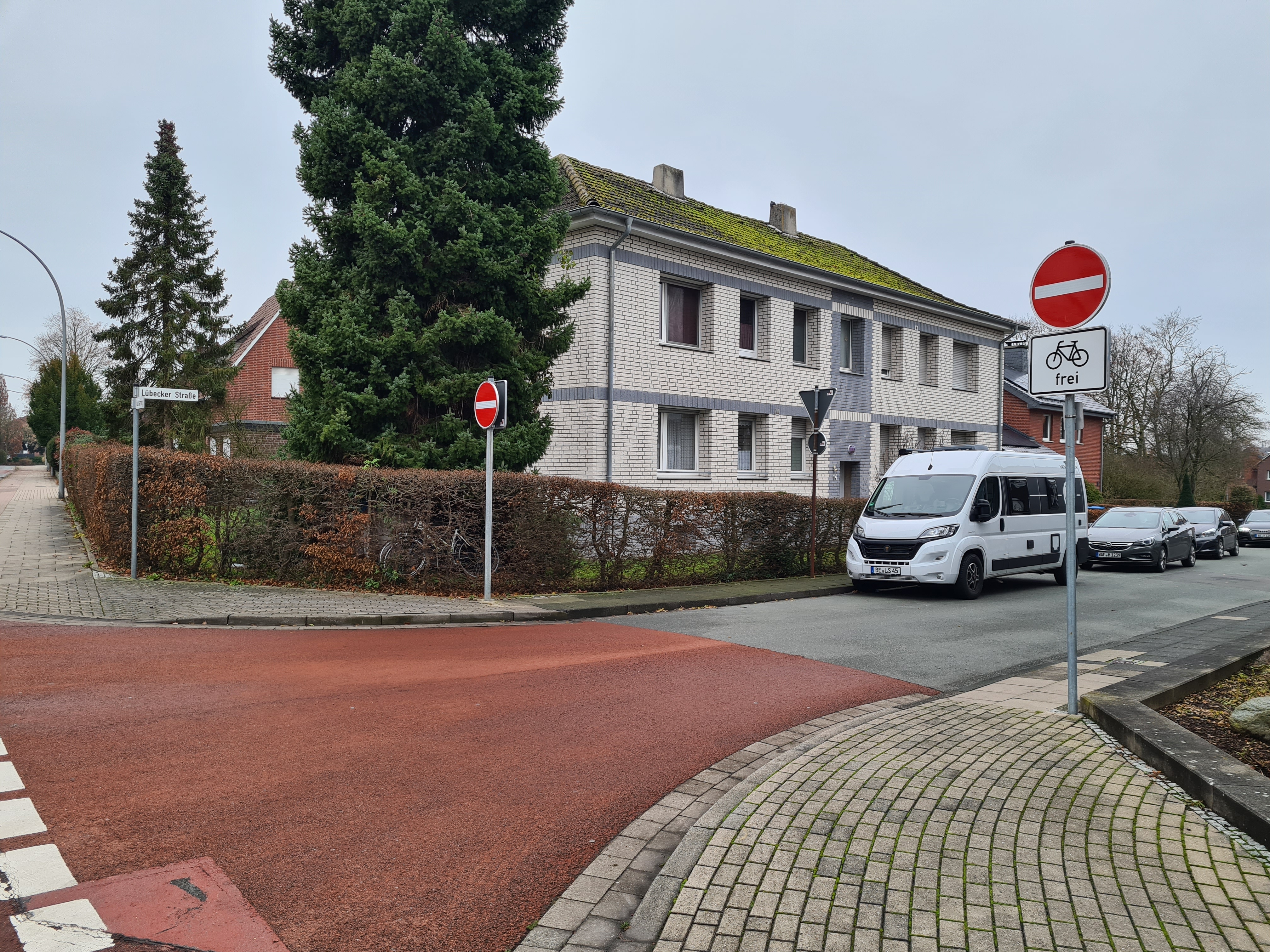 Entrance to Lübecker Straße free for cyclists