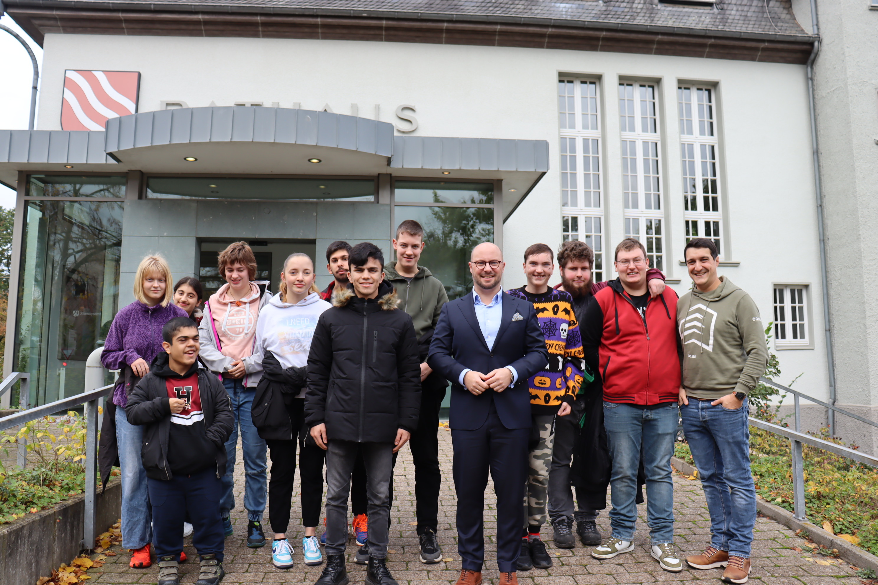 Class of the Vinzenz-von-Paul school with the mayor in front of Beckum town hall