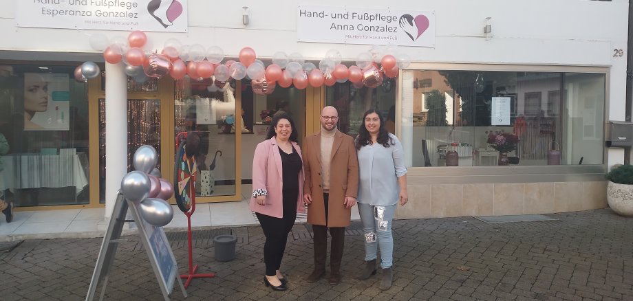Group picture in front of the shop