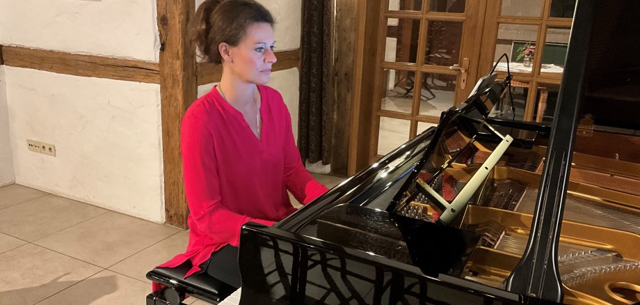 Jutta Rieping on the grand piano