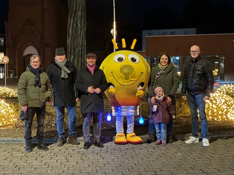 Projektförderer am beleuchteten Kreisverkehr Neubeckum
