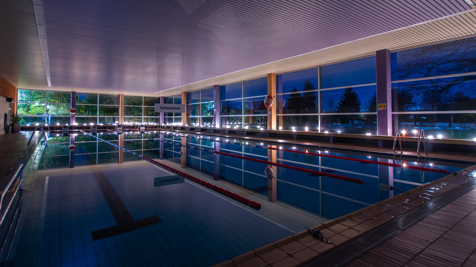 Stimmunsvolle Beleuchtung im Hallenbad