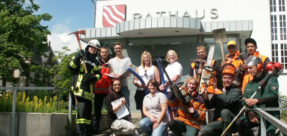 Auszubildende der verschiedenen Bereiche vor dem Rathaus