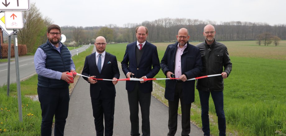 De weg vrijmaken voor het nieuwe fietspad: van links naar rechts: André Hackelbusch, burgemeester Michael Gerdhenrich, districtsbestuurder Dr. Olaf Gericke, hoofd planning Dr. Herbert Bleicher en Martin Terwey.