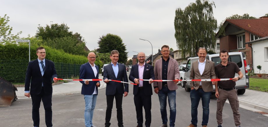 Burgemeester knipt symbolisch lint door