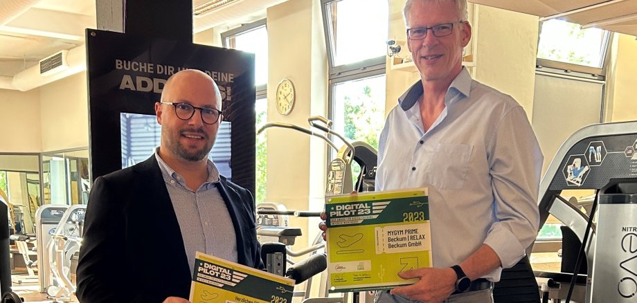 Burgemeester Michael Gerdhenrich en Stefan Remmert voor het Relax