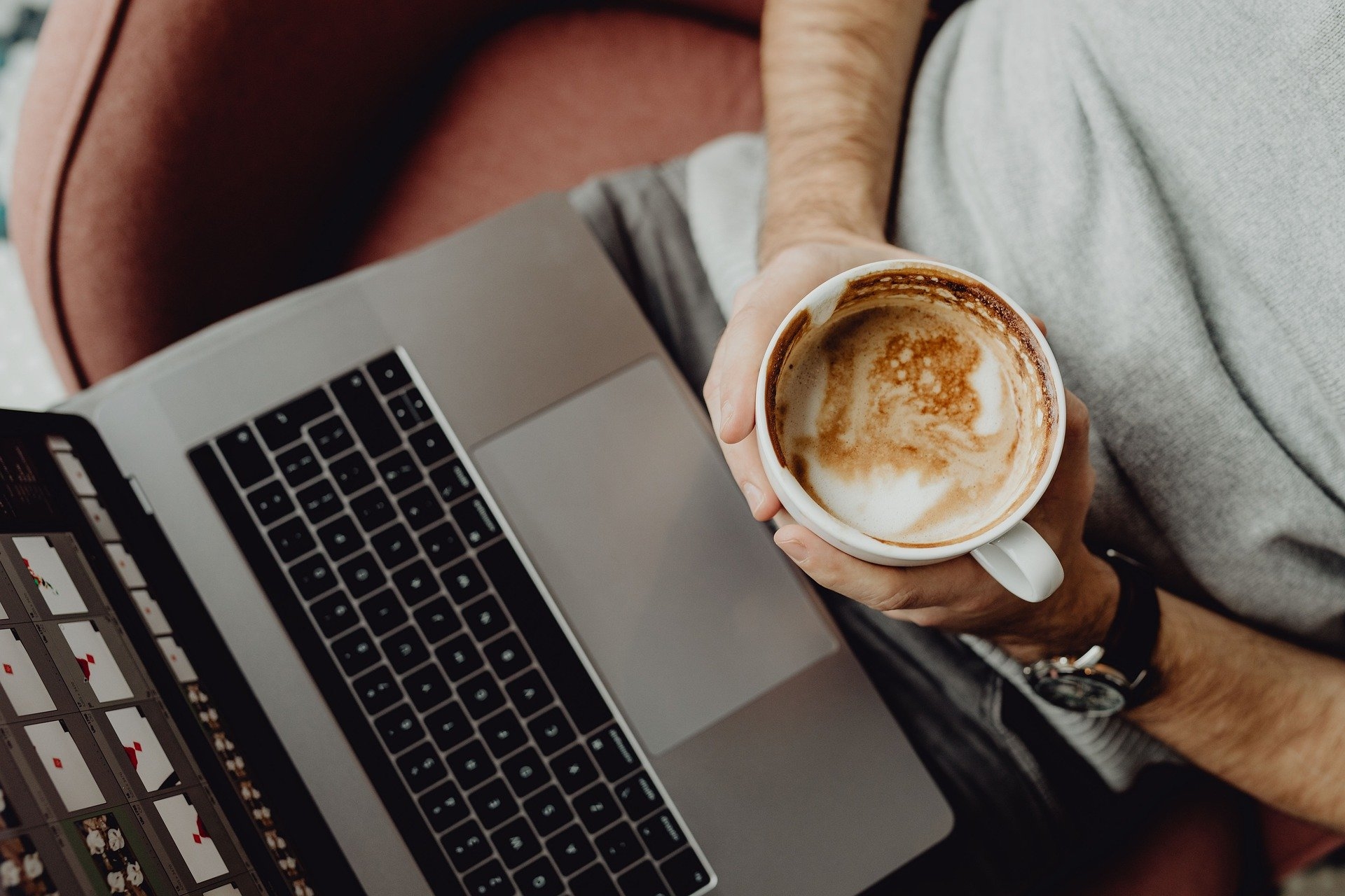 Koffiekopje en laptop