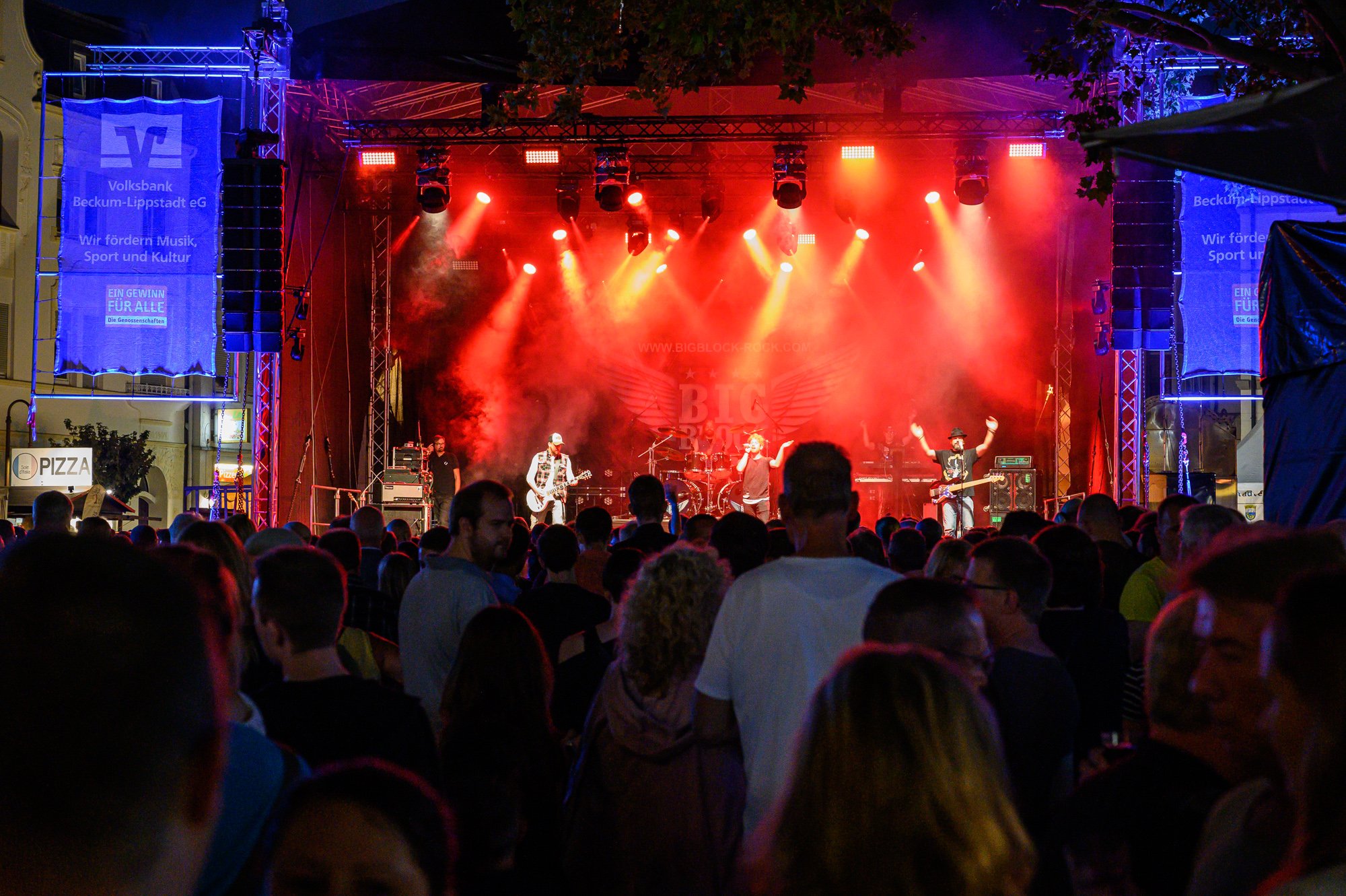Groot podium met band 's avonds op het marktplein