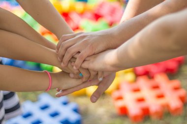 Kinderhanden vormen een net
