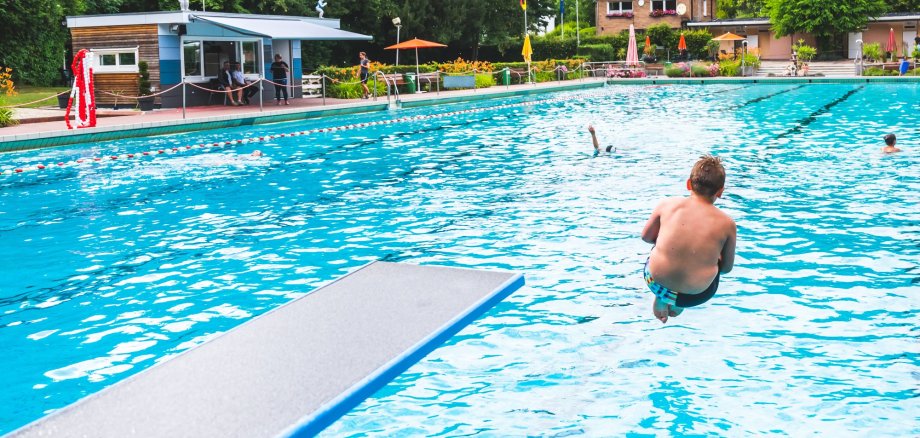 Junge springt ins Wasser