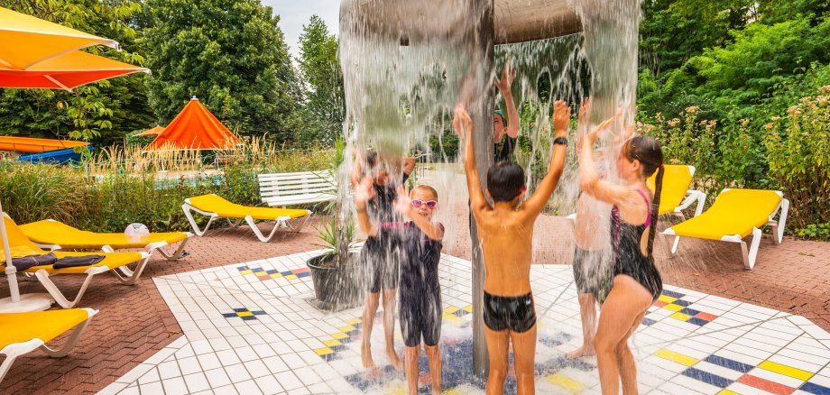 Wasserpilz im Freibad Beckum mit Kindern