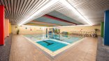 Lehrschwimmbecken im Hallenbad mit Aquacycling-Rädern im Hintergrund