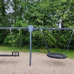 Speeltuin Soestweg Foto van twee schommels