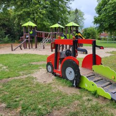 Speeltuin Soestweg Speelcombinatie en een speeltractor