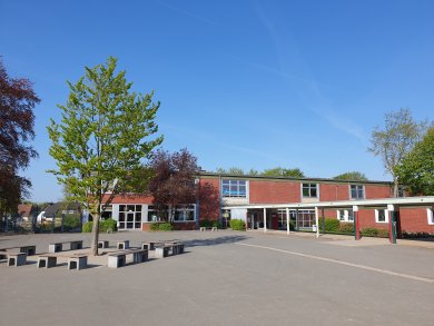Roncalli school met schoolplein